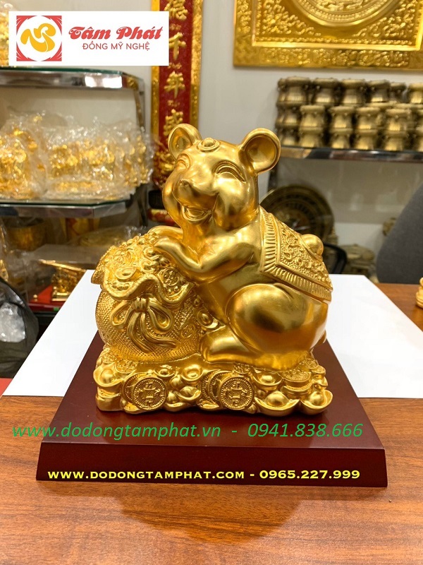 Tượng chuột ôm túi tiền bằng đồng mạ vàng để bàn