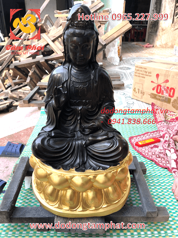 Tượng đồng Quan Âm ngồi thiền trên tòa sen