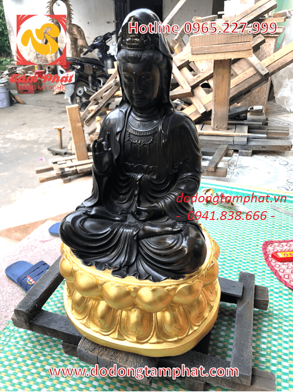 Tượng đồng Quan Âm ngồi thiền trên tòa sen
