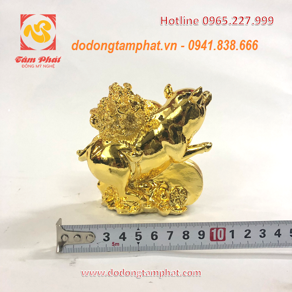 Tượng heo phản chiếu ánh kim vàng.