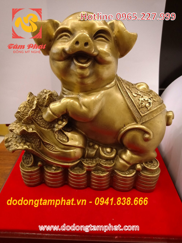 Linh vật heo đầy phúc khí.