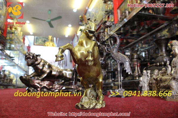 Tượng ngựa hí bằng đồng vàng kích thước 17cm x 16cm x 5.5cm