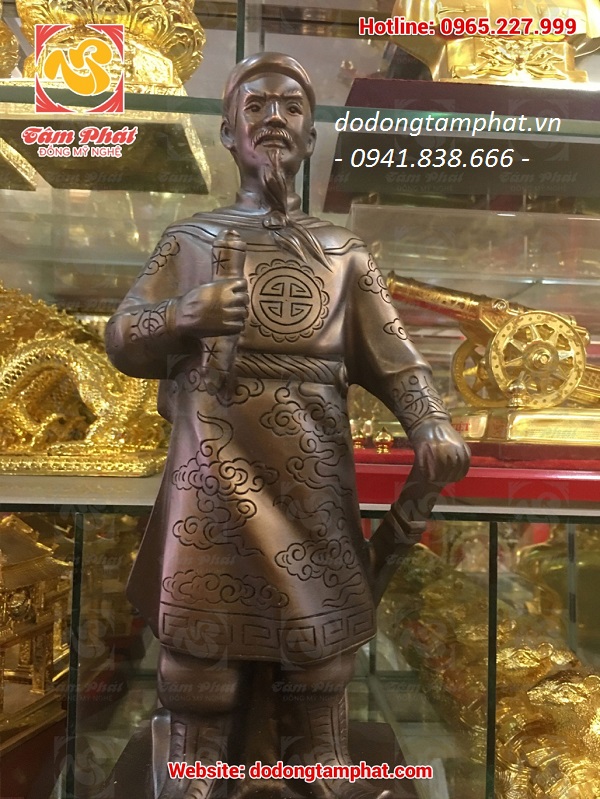Tượng Trần Hưng Đạo bằng đồng đỏ xuống màu cao 60cm