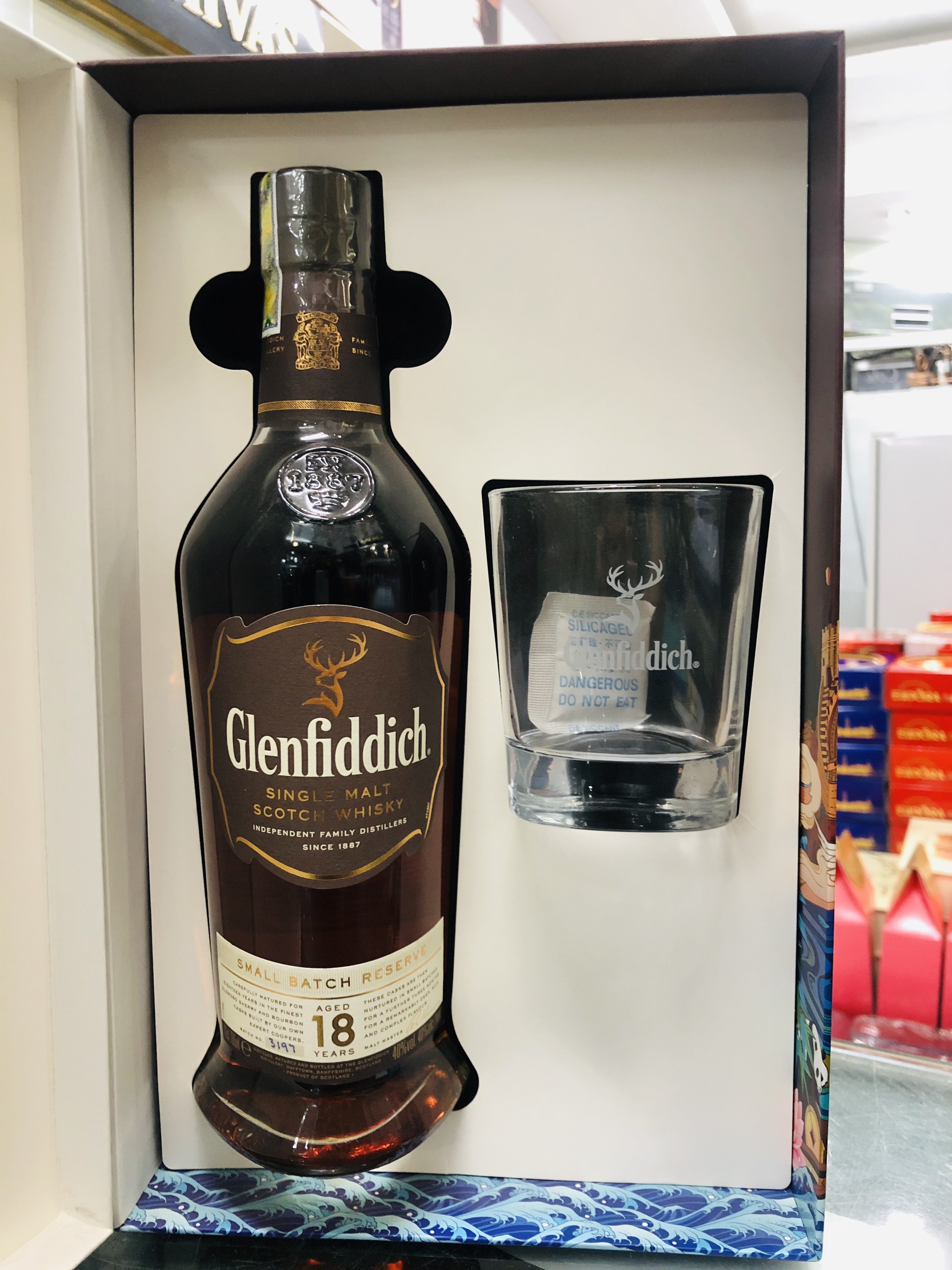 Rượu Glenfiddich 18 dung tích 700ml - Hộp quà tặng cốc thủy tinh