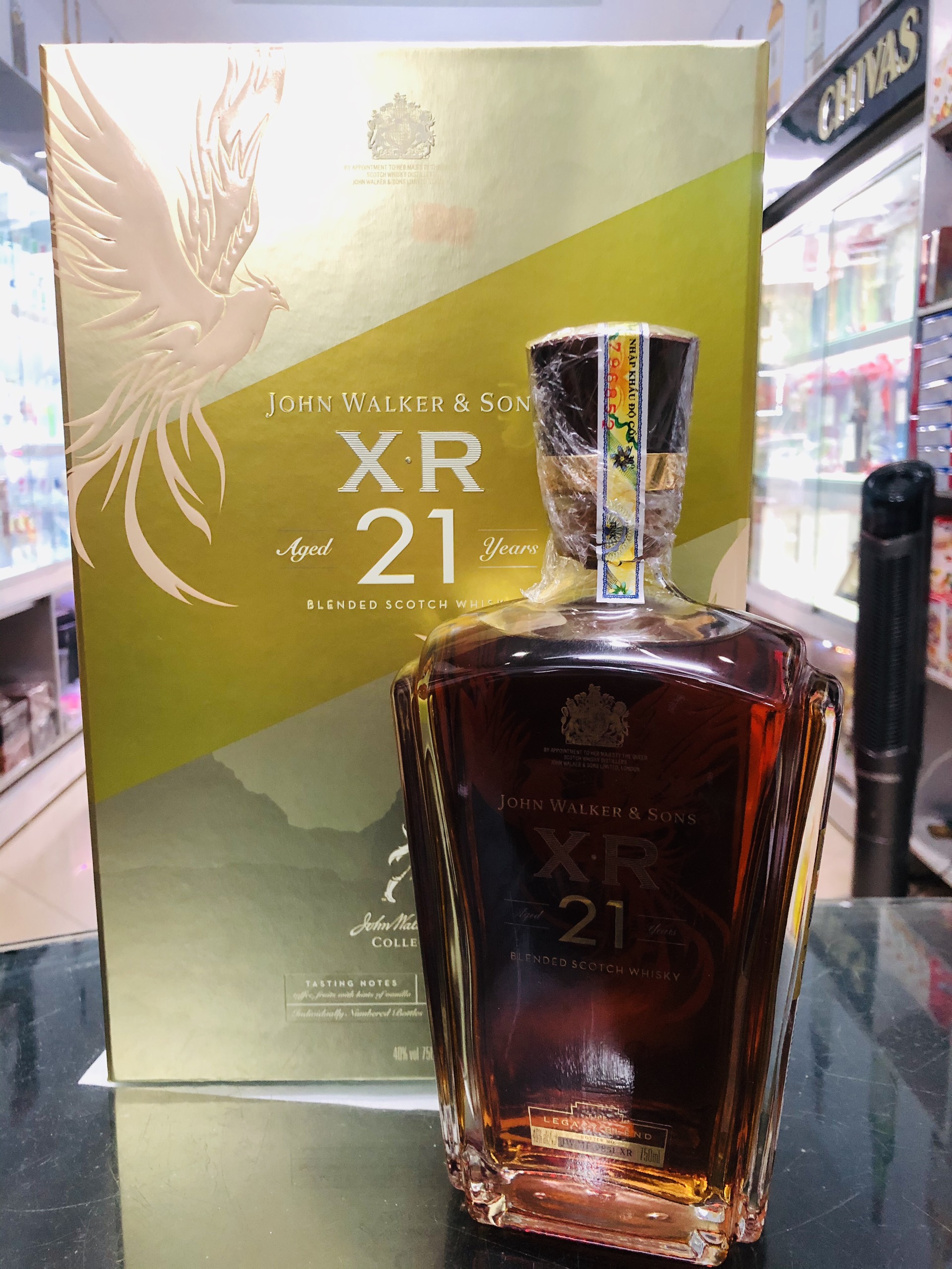 Rượu Johnnie Walker & Sons XR 21 750ml - Phiên bản hộp quà Tết