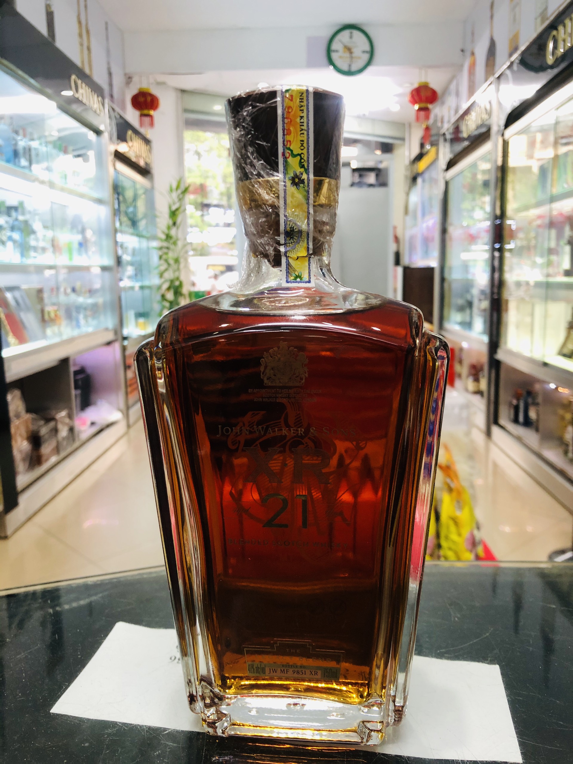 Rượu Johnnie Walker & Sons XR 21 750ml - Phiên bản hộp quà Tết