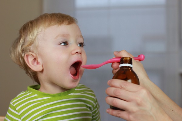 Đưa trẻ đến các phòng khám uy tín để được điều trị kịp thời bệnh viêm mũi họng