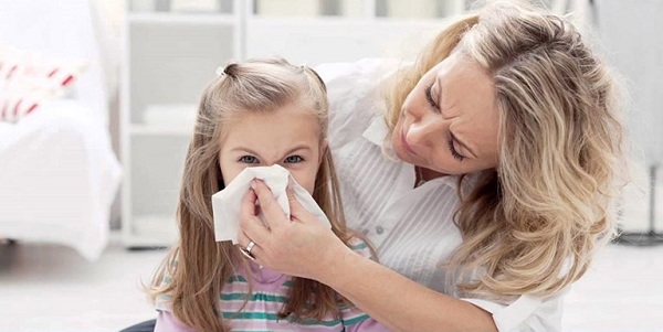 Cha mẹ nên quan tâm đến việc chăm sóc mũi cho trẻ hằng ngày để giảm nguy cơ mắc bệnh viêm xoang