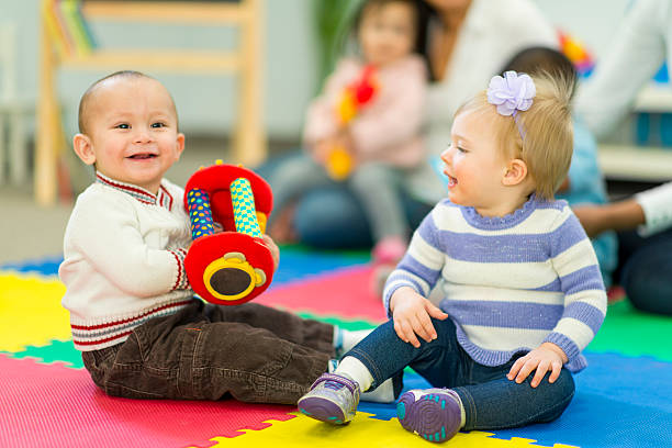 Bé chơi đùa trên thảm