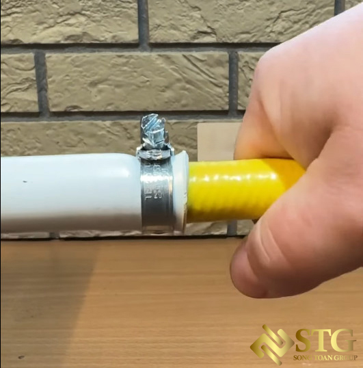 ket-noi-ong-nuoc-siet-co-de-1 Bí Quyết Nối Dây Dẫn Nước Không Cần Cút Ren : Sử Dụng Đai Xiết Hiệu Quả