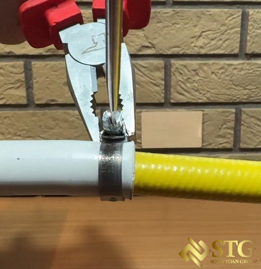 ket-noi-ong-nuoc-siet-co-de-2 Bí Quyết Nối Dây Dẫn Nước Không Cần Cút Ren : Sử Dụng Đai Xiết Hiệu Quả