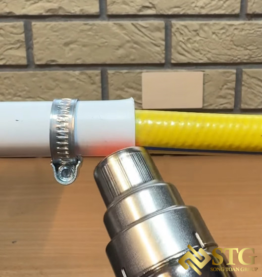 ket-noi-ong-nuoc-siet-co-de-3 Bí Quyết Nối Dây Dẫn Nước Không Cần Cút Ren : Sử Dụng Đai Xiết Hiệu Quả