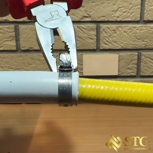 ket-noi-ong-nuoc-siet-co-de-4 Bí Quyết Nối Dây Dẫn Nước Không Cần Cút Ren : Sử Dụng Đai Xiết Hiệu Quả