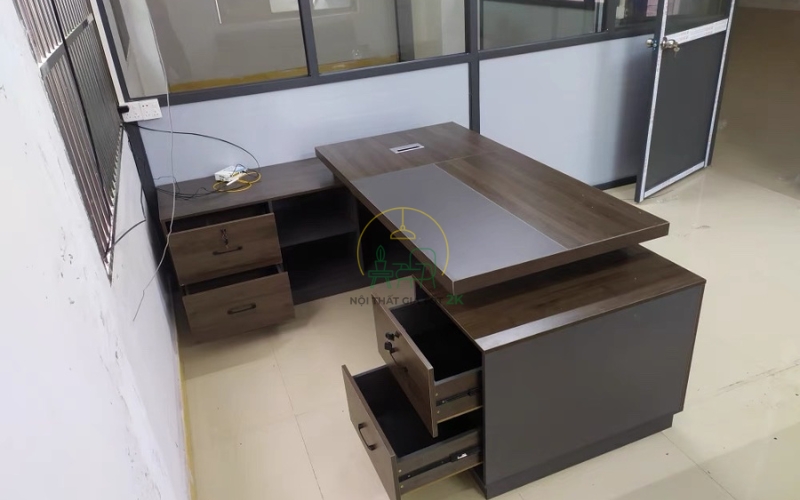 Bàn giám đốc chất liệu MFC được làm từ tấm ván MFC (Melamine Faced Chipboard), có độ bền cao và độ chịu lực tốt.