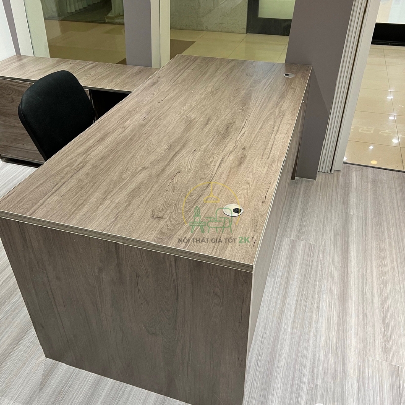 Bàn giám đốc thông minh với tính năng điều chỉnh độ cao, khung bàn và mặt bàn có thể xoay vòng, giúp người sử dụng dễ dàng thay đổi vị trí khi làm việc.