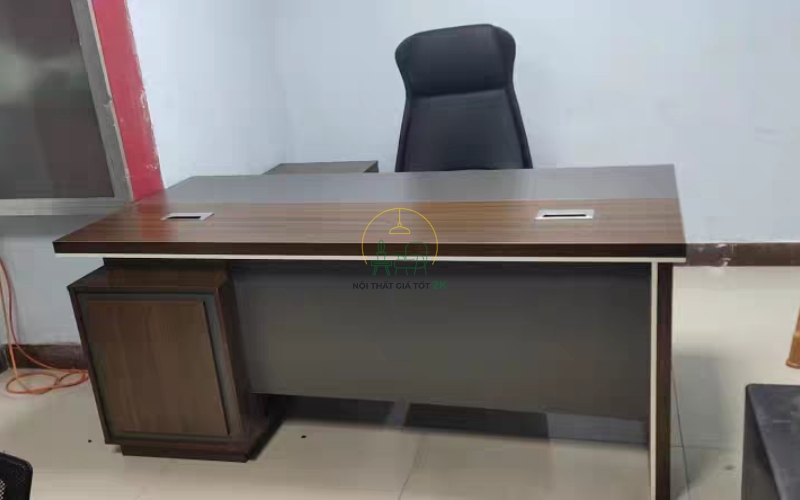 Bàn giám đốc với kiểu dáng cổ điển, được làm từ gỗ cao cấp