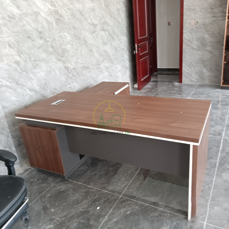 Bàn giám đốc 1m6 với thiết kế trang nhã, được làm bằng gỗ tự nhiên hoặc gỗ công nghiệp cao cấp, với các chi tiết trang trí tinh tế như đục hoa văn, tạo nên vẻ sang trọng và đẳng cấp.