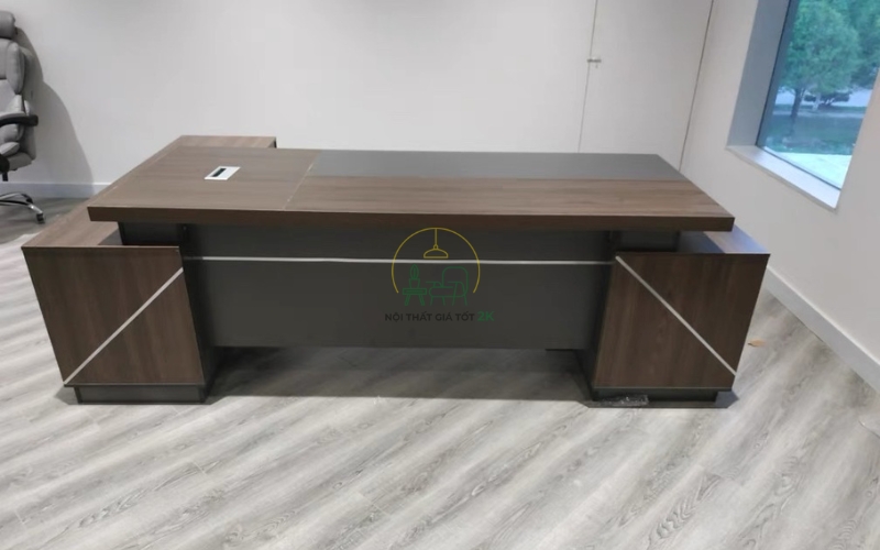 Với chất liệu MFC, bàn giám đốc có thể được thiết kế với nhiều màu sắc và kiểu dáng đa dạng, phù hợp với nhiều phong cách thiết kế văn phòng khác nhau.