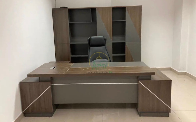 Bề mặt của bàn được phủ lớp melamine chống trầy xước và chống thấm nước, giúp bàn giữ được vẻ mới và dễ dàng vệ sinh.