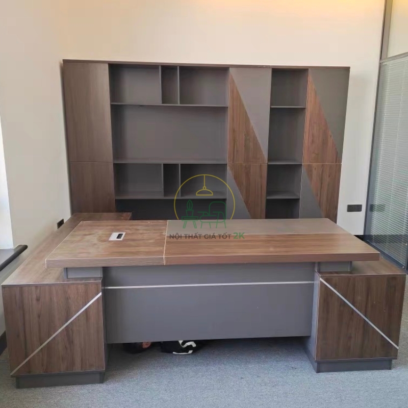 Bàn giám đốc chất liệu MFC thường có giá thành thấp hơn so với các loại bàn làm từ gỗ tự nhiên hoặc kim loại, nhưng vẫn giữ được độ bền và chất lượng tương đối cao.