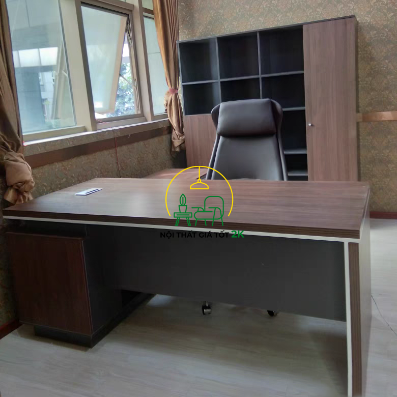 Bàn giám đốc 1m6 với thiết kế hiện đại, phong cách công nghệ với các tính năng thông minh như tích hợp các cổng kết nối USB, đèn LED, hệ thống âm thanh, giúp cho người sử dụng có thể làm việc hiệu quả hơn.