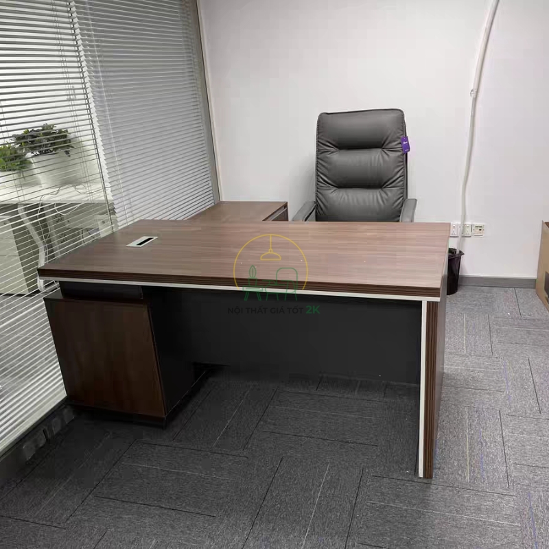 Bàn giám đốc 1m6 với thiết kế kiểu dáng thấp, tạo nên không gian rộng rãi, thoáng mát và tránh cho người sử dụng cảm giác bị áp lực khi làm việc trong thời gian dài.