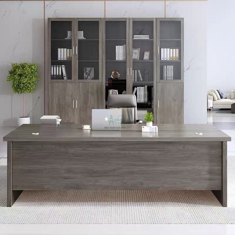 Bàn giám đốc kết hợp giữa gỗ và kim loại, mang đến sự kết hợp hoàn hảo giữa kiểu dáng hiện đại và cổ điển.