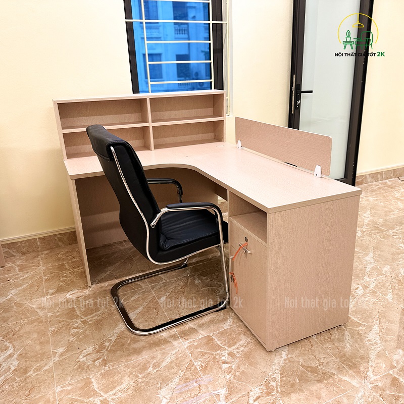 ảnh mô tả chính xác bàn nhân viên chữ l