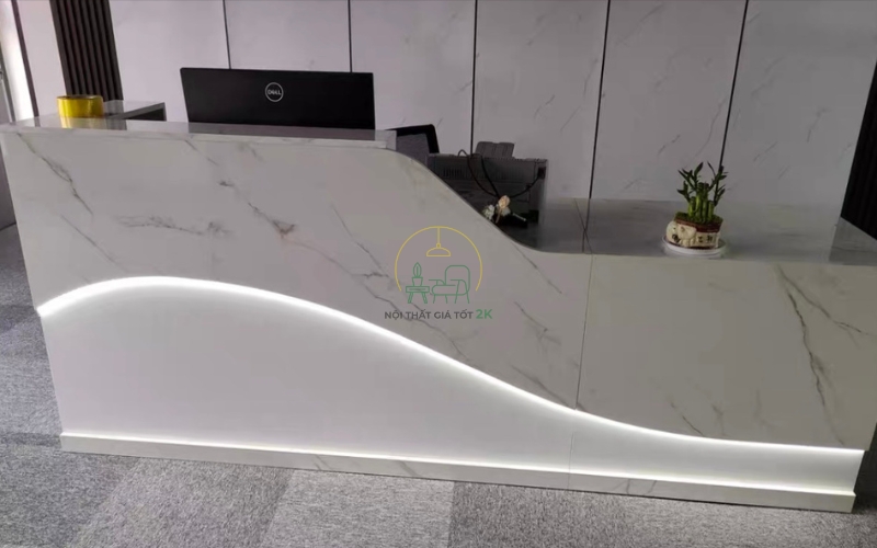 quầy lễ tân màu trắng