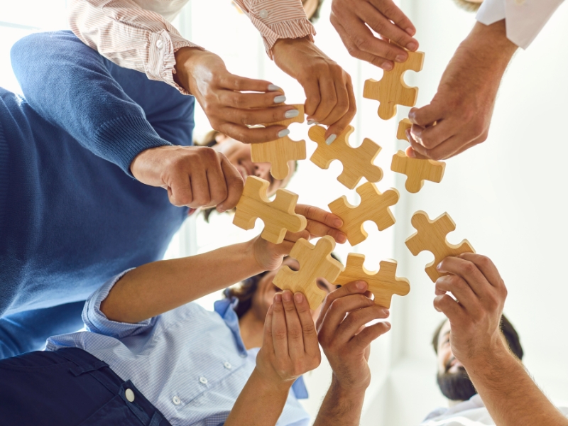 Minh họa về Văn hóa Công ty và Marketing Nội Bộ: Tạo nền tảng cho sự thành công - Nhân viên cùng tham gia trong các hoạt động marketing nội bộ và phát triển văn hóa công ty.