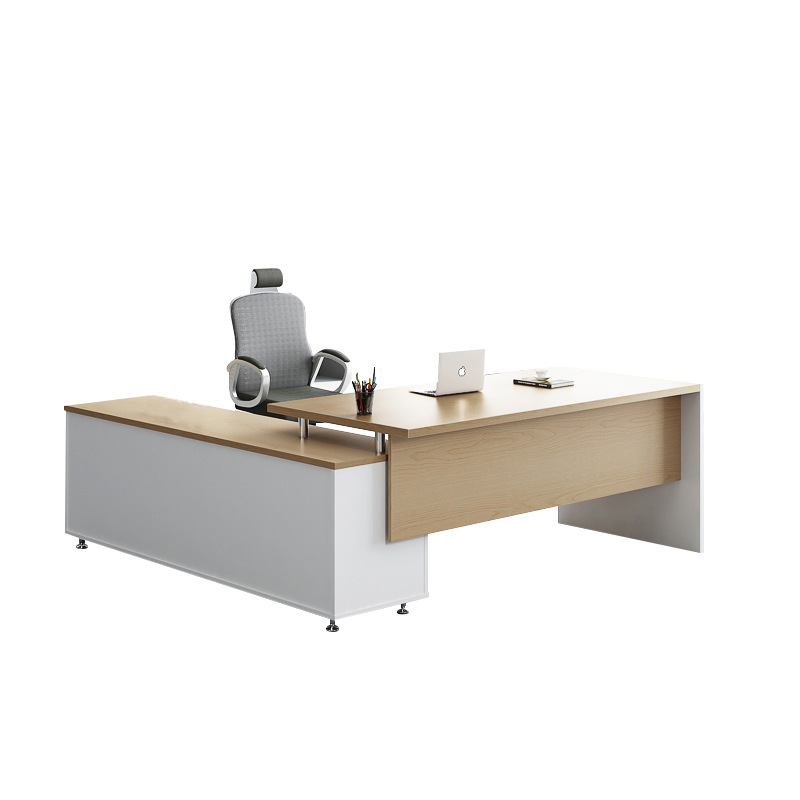 Bàn giám đốc thường được trang bị các kết nối điện và mạng, đảm bảo sự liên kết và tiện ích trong công việc.