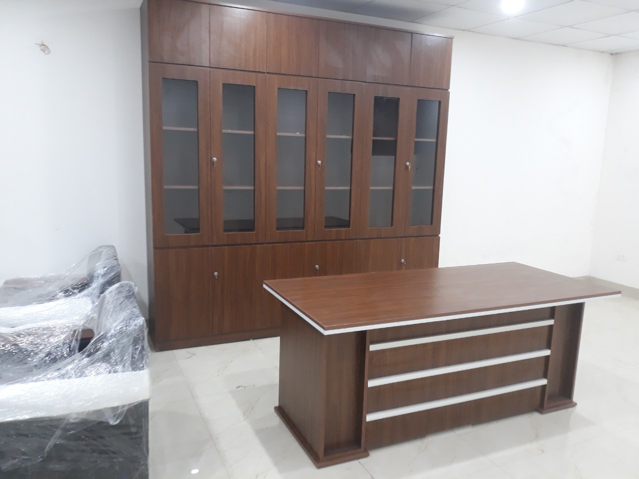 Bàn giám đốc thường được trang bị các ngăn kéo và kệ để lưu trữ tài liệu, tạo sự tiện lợi và chuyên nghiệp trong công việc.