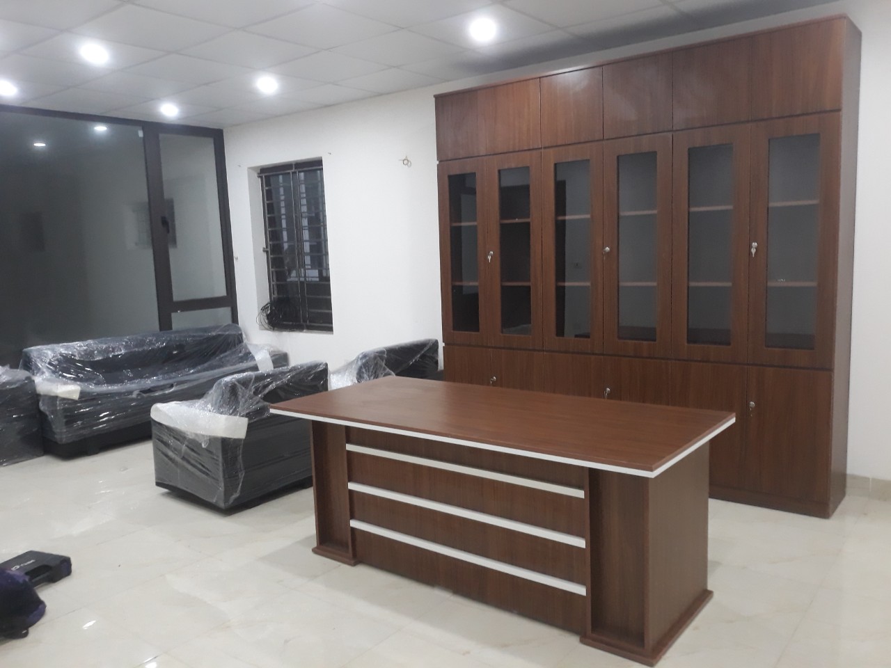 Bàn giám đốc thường có kích thước lớn và được làm từ các chất liệu cao cấp như gỗ tự nhiên, đá granite hay thép không gỉ, tạo nên vẻ đẹp sang trọng và đẳng cấp.