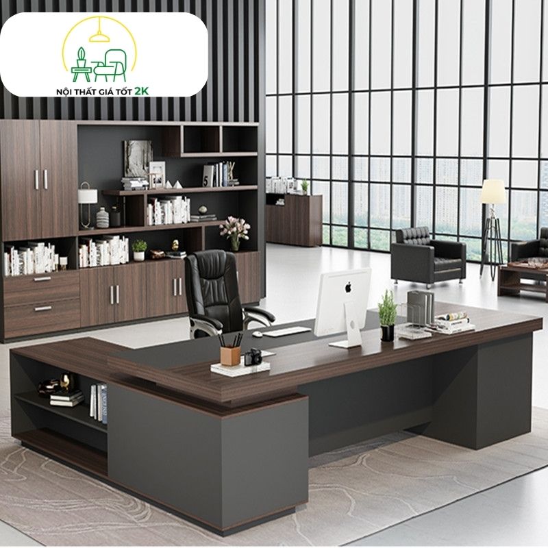 Bàn giám đốc thường là một biểu tượng của vị thế, quyền lực và địa vị của người quản lý, mang đến một phong cách đẳng cấp và chuyên nghiệp cho phòng làm việc.