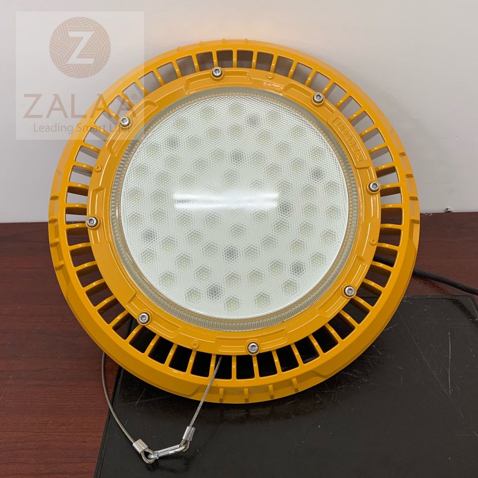 Hệ thống sản phẩm do laprapdenled.com phục vụ cho nhiều môi trường, lĩnh vực và ngành nghề khác nhau. Nổi bật lên trong đó là các thiết bị chiếu sáng nhà xưởng. Mỗi sản phẩm của chúng tôi đều được định hình những giá trị tốt đẹp và hữu ích. Trong nội dung bên dưới, chúng ta sẽ cùng đi sâu phân tích vấn đề này! Các loại đèn công nghiệp chính hãng có ảnh hưởng như nào đến năng suất lao động? Ngành công nghiệp được phân chia thành nhiều hoạt động sản xuất khác nhau. Ví dụ như lắp rắp linh kiện điện tử, chế biến lương thực thực phẩm, dệt may, xưởng gỗ… Mỗi ngành lại có một đặc điểm, một yêu cầu khác nhau về hệ thống chiếu sáng. Trước thực tiễn này, chúng tôi đã nghiên cứu và cho ra đời nhiều hệ sản phẩm với hình thức phong phú, đa dạng. Điểm chung của các thiết bị chiếu sáng này là đều đáp ứng các tiêu chuẩn kỹ thuật theo khung quốc tế.