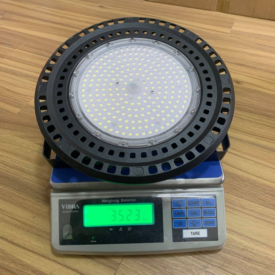 Hệ thống sản phẩm do laprapdenled.com phục vụ cho nhiều môi trường, lĩnh vực và ngành nghề khác nhau. Nổi bật lên trong đó là các thiết bị chiếu sáng nhà xưởng. Mỗi sản phẩm của chúng tôi đều được định hình những giá trị tốt đẹp và hữu ích. Trong nội dung bên dưới, chúng ta sẽ cùng đi sâu phân tích vấn đề này! Các loại đèn công nghiệp chính hãng có ảnh hưởng như nào đến năng suất lao động? Ngành công nghiệp được phân chia thành nhiều hoạt động sản xuất khác nhau. Ví dụ như lắp rắp linh kiện điện tử, chế biến lương thực thực phẩm, dệt may, xưởng gỗ… Mỗi ngành lại có một đặc điểm, một yêu cầu khác nhau về hệ thống chiếu sáng. Trước thực tiễn này, chúng tôi đã nghiên cứu và cho ra đời nhiều hệ sản phẩm với hình thức phong phú, đa dạng. Điểm chung của các thiết bị chiếu sáng này là đều đáp ứng các tiêu chuẩn kỹ thuật theo khung quốc tế.