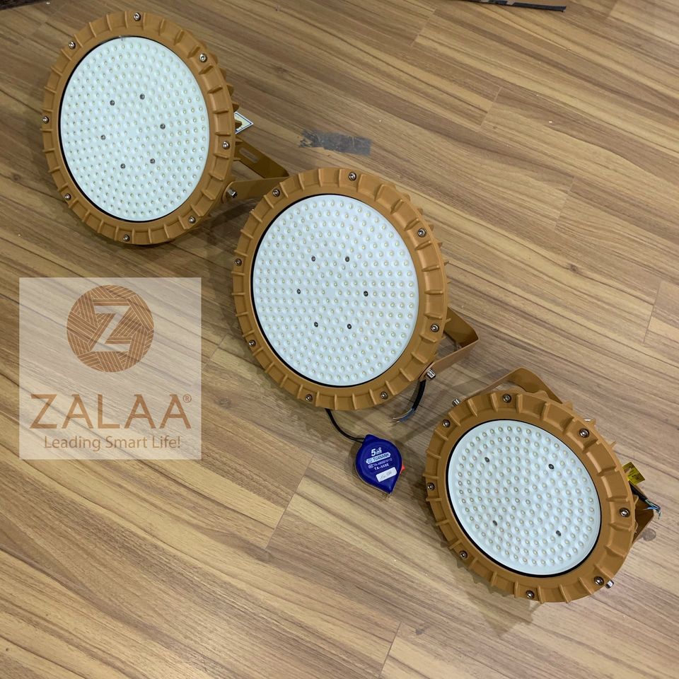 Hệ thống sản phẩm do laprapdenled.com phục vụ cho nhiều môi trường, lĩnh vực và ngành nghề khác nhau. Nổi bật lên trong đó là các thiết bị chiếu sáng nhà xưởng. Mỗi sản phẩm của chúng tôi đều được định hình những giá trị tốt đẹp và hữu ích. Trong nội dung bên dưới, chúng ta sẽ cùng đi sâu phân tích vấn đề này! Các loại đèn công nghiệp chính hãng có ảnh hưởng như nào đến năng suất lao động? Ngành công nghiệp được phân chia thành nhiều hoạt động sản xuất khác nhau. Ví dụ như lắp rắp linh kiện điện tử, chế biến lương thực thực phẩm, dệt may, xưởng gỗ… Mỗi ngành lại có một đặc điểm, một yêu cầu khác nhau về hệ thống chiếu sáng. Trước thực tiễn này, chúng tôi đã nghiên cứu và cho ra đời nhiều hệ sản phẩm với hình thức phong phú, đa dạng. Điểm chung của các thiết bị chiếu sáng này là đều đáp ứng các tiêu chuẩn kỹ thuật theo khung quốc tế.