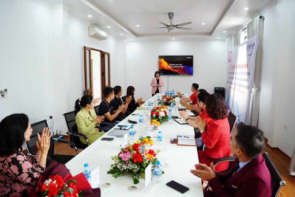 Lễ trao chứng nhận dây chuyền sơn FRAVI Aluminium đạt tiêu chuẩn sử dụng dòng sơn bột tĩnh điện interpon