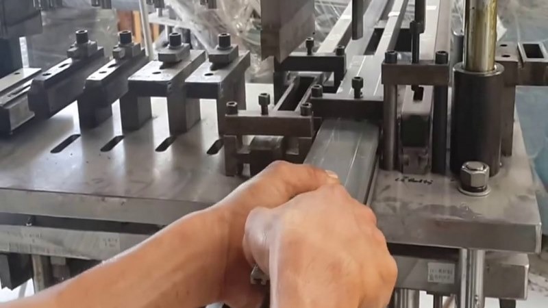 máy đột dập là gì