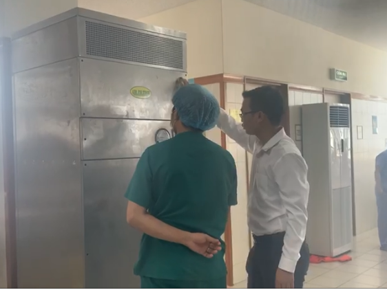 Kỹ thuật viên Air Filtech hướng dẫn vận hành máy lọc không khí SafeAir CC1500