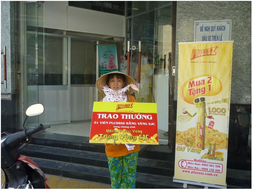 ( Chị Nguyễn Thị Kim Nga nhận thưởng 01 viên Plusssz bằng vàng tại nhà thuốc Phước Thành - Tiền Giang)