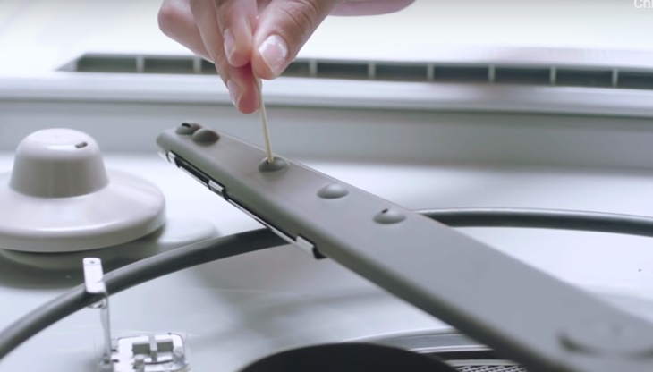 Cách vệ sinh tay phun vủa máy rửa bát