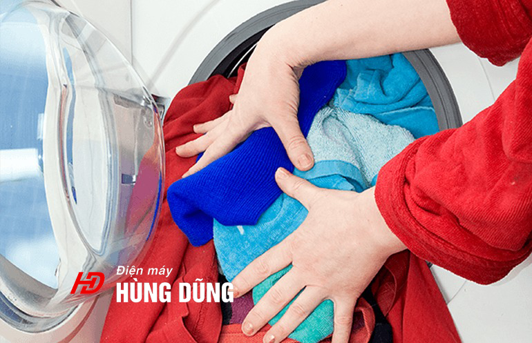 máy giặt bị rung lắc mạnh và kêu to vì bỏ quá nhiều đồ