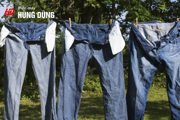 phơi quần jeans đúng cách sau khi giặt máy