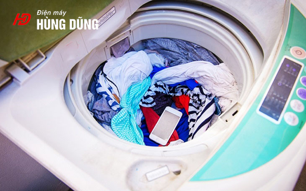 sai lầm khi sử dụng máy máy giặt là quên đò trong máy