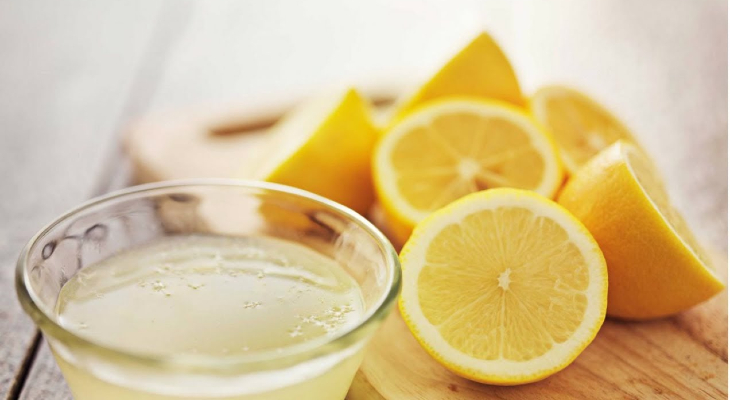 sử dụng chanh hoặc cam tươi