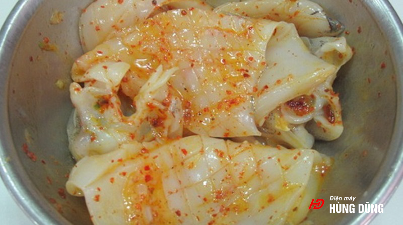 tẩm ướp gia vị cho món mực nướng bằng lò vi sóng