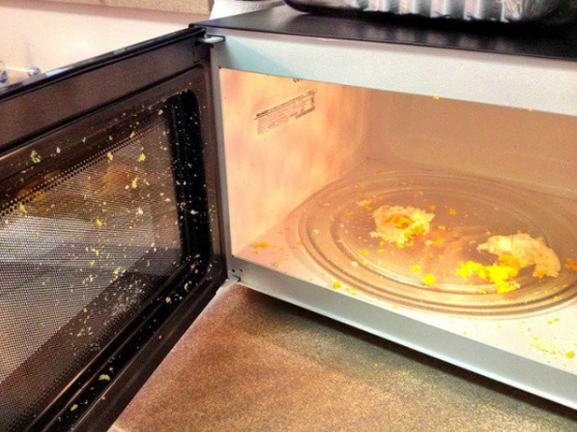 Vệ sinh lò vi sóng thường xuyên