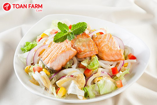 Salad cá hồi tốt cho cả gia đình