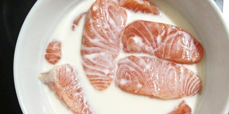 Dùng sữa tươi để loại bỏ mùi tanh của cá hồi